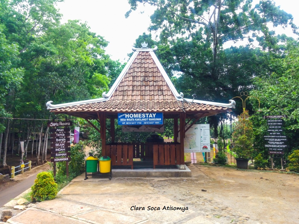 JAJAN DENGAN UANG KAYU DI PASAR KAKILANGIT